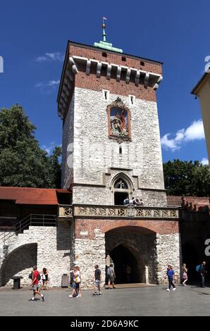 Krakau. Krakau. Polen. Florian`s Tor mit Turm, eines der verbliebenen mittelalterlichen Tore in Krakau alten Stadtmauern am Ende der Florianska Straße. Stockfoto